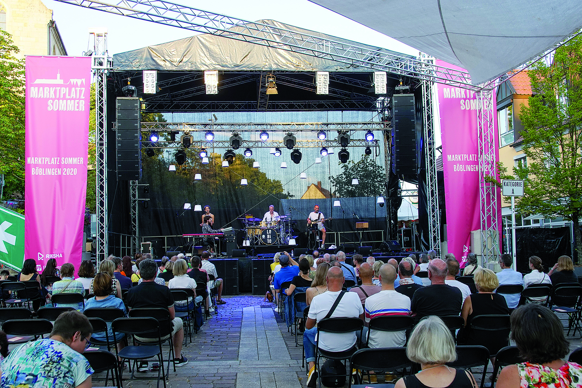 Sommerliche Stimmung mit Jazz-Schlagzeuger Wolfgang Haffner und Band mitten auf dem Böblinger Marktplatz. Bild: Dettenmeyer