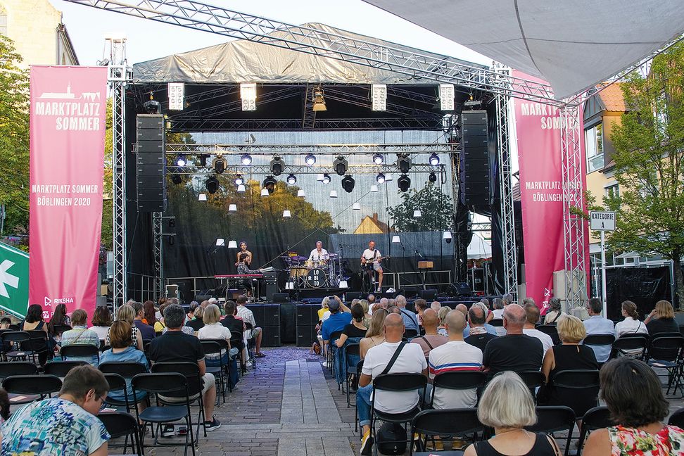 Sommerliche Stimmung mit Jazz-Schlagzeuger Wolfgang Haffner und Band mitten auf dem Böblinger Marktplatz. Bild: Dettenmeyer