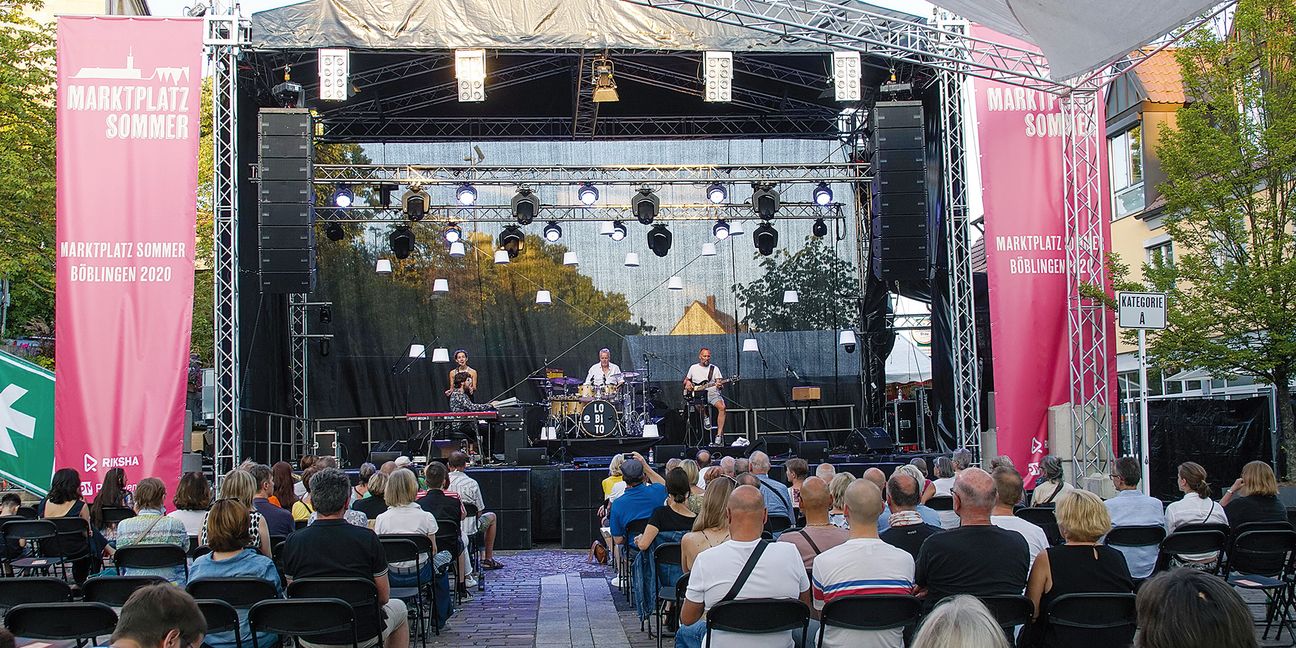 Sommerliche Stimmung mit Jazz-Schlagzeuger Wolfgang Haffner und Band mitten auf dem Böblinger Marktplatz. Bild: Dettenmeyer
