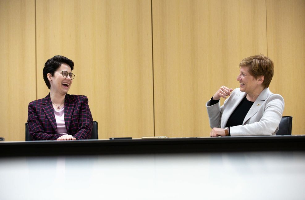 Justiz- und Migrationsministerin Marion Gentges (links) und Bauministerin Nicole Razavi haben denselben Humor.