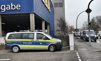 Auch rund um die Schule steht jede Menge Polizei wie hier vor dem Warenlager von Ikea.