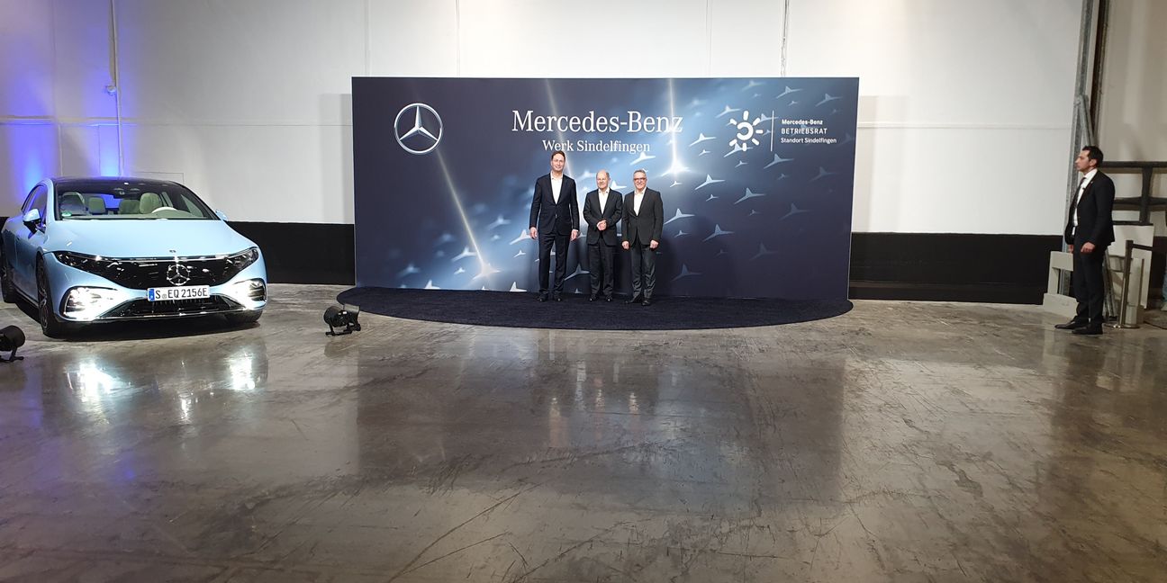 Ola Källenius, Vorstandsvorsitzender der Mercedes-Benz Group AG, Bundeskanzler Olaf Scholz und Betriebsratschef Ergun Lümali (von links).