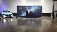 Ola Källenius, Vorstandsvorsitzender der Mercedes-Benz Group AG, Bundeskanzler Olaf Scholz und Betriebsratschef Ergun Lümali (von links).