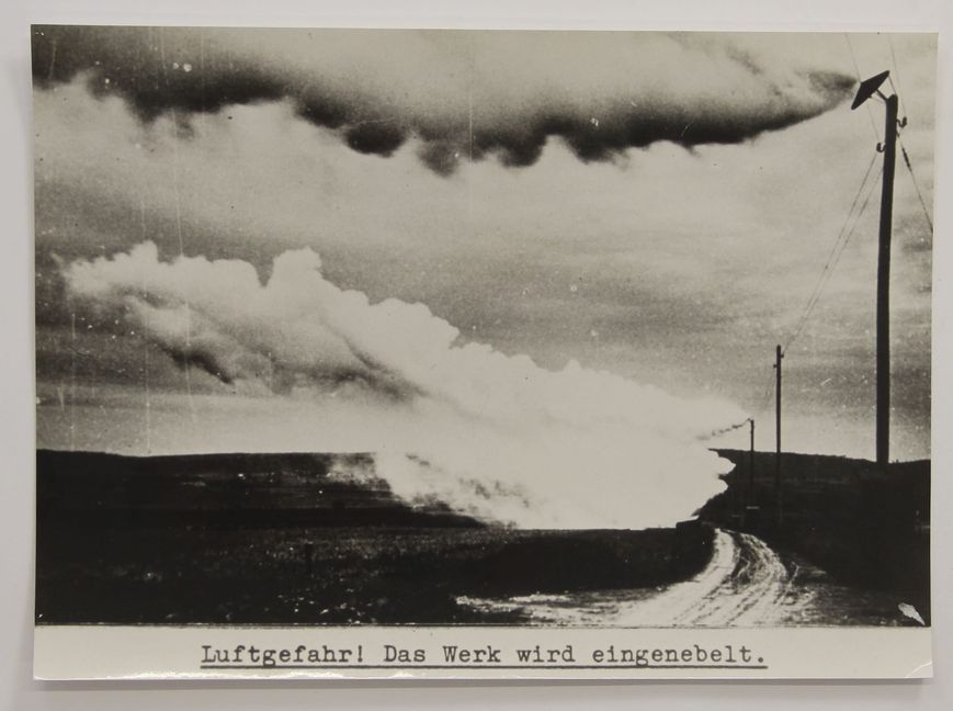 Unser Foto zeigt eine Karte mit der Vernebelungsanlage bei Daimler-Benz.