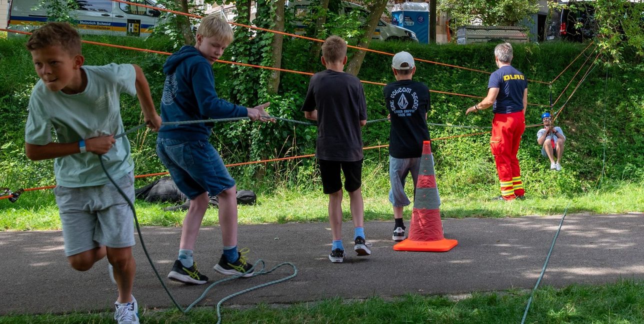 Mit Hilfe einer Seilbrücke der DLRG den Lehrer Tobias Protze „retten“.