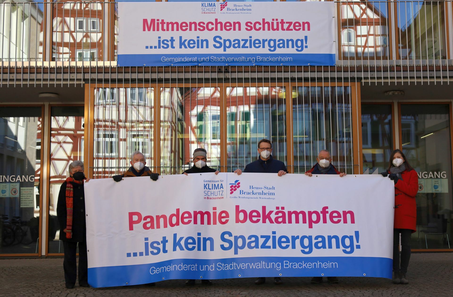 Bürgermeister Thomas Csaszar (Dritter von rechts) und die Vorsitzenden der fünf Gemeinderatsfraktionen präsentieren die Banner.