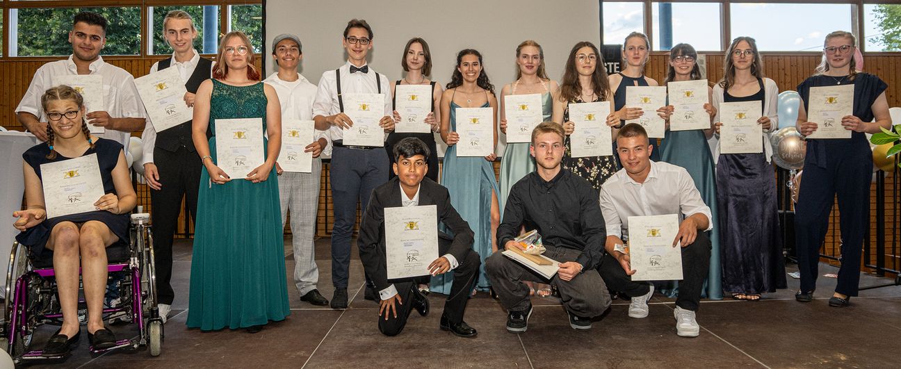 Diese Schüler und Schülerinnen von der Realschule in der Gemeinschaftsschule Döffingen haben eine Belobigung für besonders gute Noten erhalten. Bild: Richter
