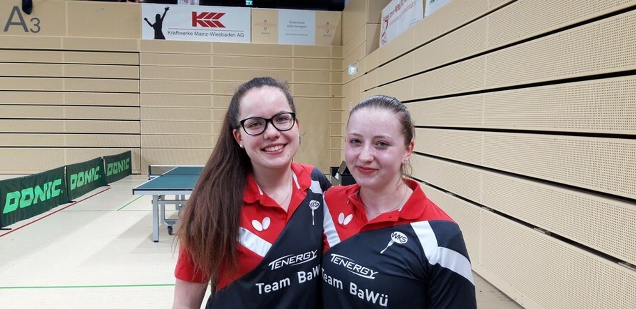 Alexandra Kaufmann (links) und Jana Kirner ergatterten die Bronzemedaille im Mädchen-Doppel.                    Bild: Holzapfel