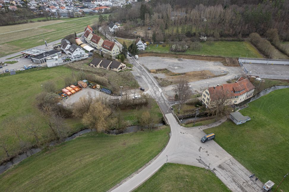 Größte Investitionsposten in diesem Jahr sind im Haushalt von Grafenau der Neubau des Bauhofes (freie Fläche rechts im Foto) und des Feuerwehrhauses (links neben der Tankstelle).  Bild: Richter