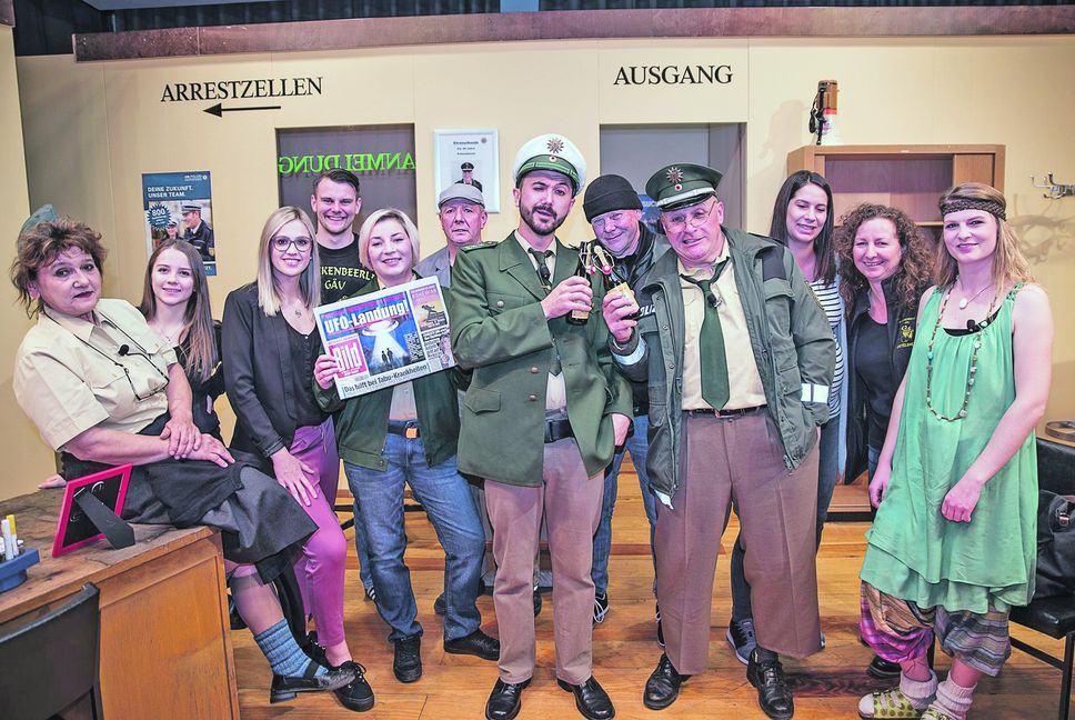 Acht Minuten vor der Premiere stellt sich die komplette Ostelsheimer Theatermannschaft für ein Foto auf – und spielt schon die Rollen. Bild: Richter