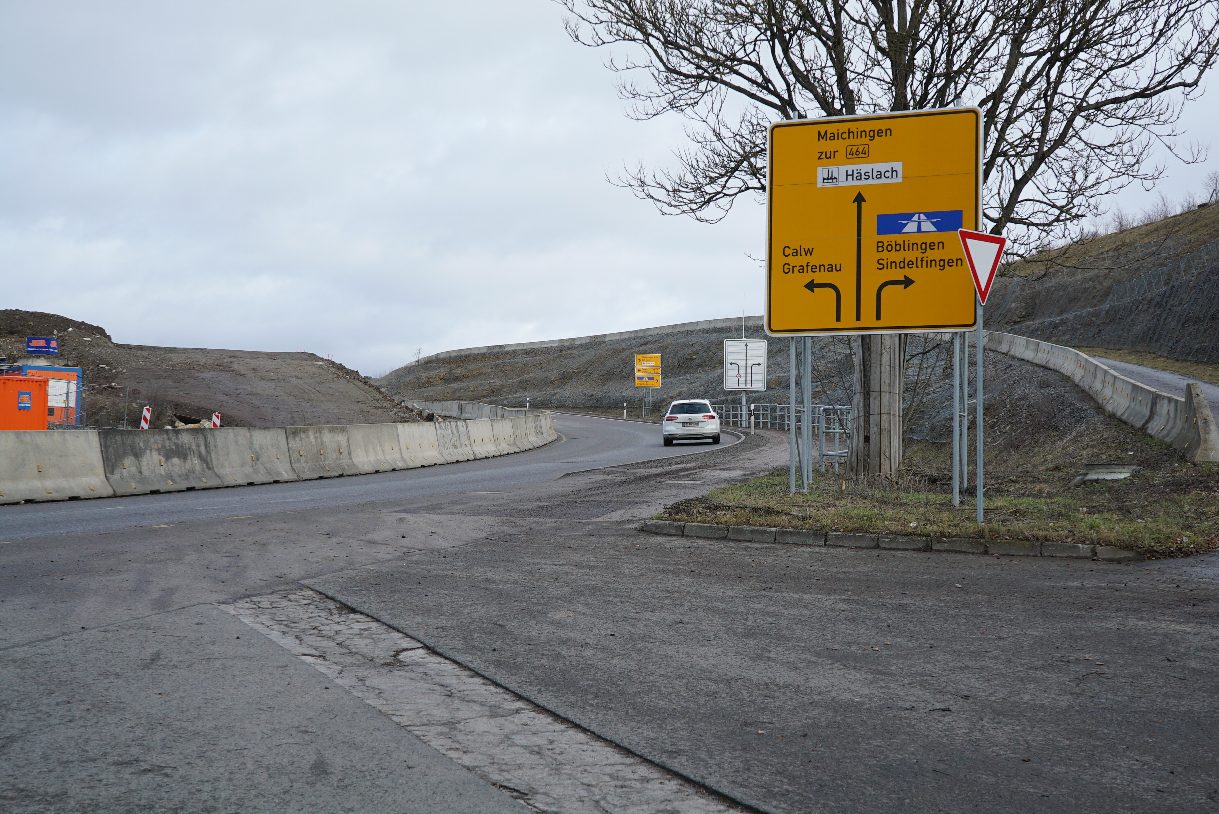 Manch Fahrer, der hier wie das weiße Auto die Widdumstraße zur Nordumfahrungskreuzung hochfährt, um nach links in den Tunnel abzubiegen, gerät nachts bei der vermeintlichen Einordnung auf die Linksabbiegespur fälschlicherweise auf die Gegenfahrbahn. Ein Grund scheinen fehlende Fahrbahnmarkierungen zu sein. Bild: Heiden