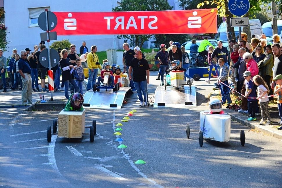 Wie auf unserem Foto von 2018 rattern am Sonntag Bobby-Cars, Seifenkisten und andere Gefährte beim beim Goldberg-Cup um die Wette. Zeitgleich ist beim Möbelhaus Hofmeister verkaufsoffener Sonntag.     Archivbild: Stampe