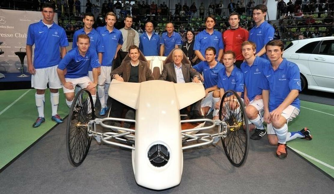 Oliver Bierhoff und Franz Beckenbauer im Glaspalast ausnahmsweise im Cockpit.      Bild: GES-Sportfoto Gilliar