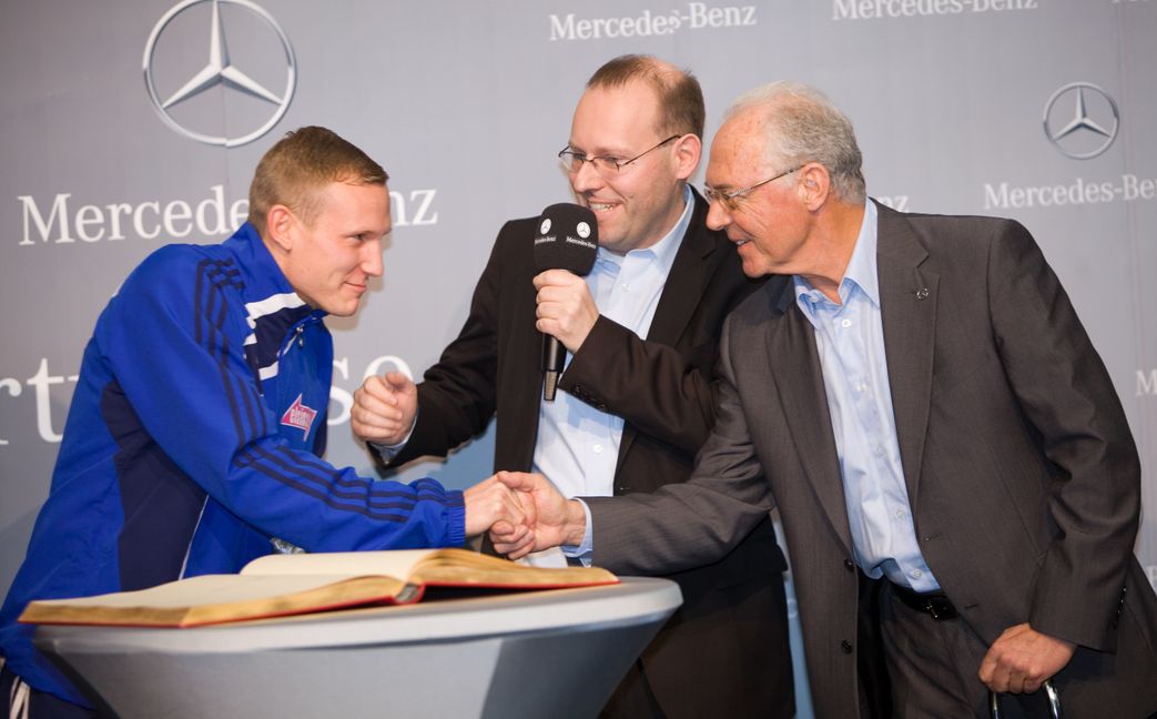 VfL-Kapitän Daniel Kniesel, Oberbürgermeister Dr. Bernd Vöhringer und Franz Beckenbauer vor dem Eintrag ins Goldene Buch.         Bild: Fotoknobi/A