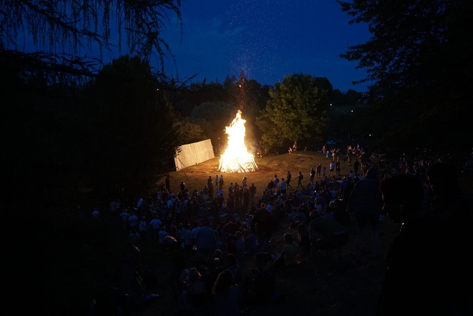 Hoch schlagen die Flammen in die Darmsheimer Nacht. Bild: Heiden