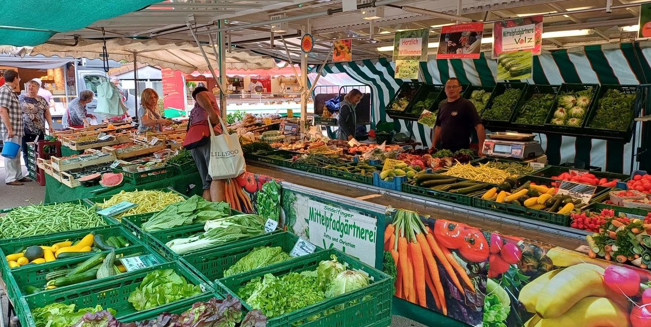 Jutta und Christian Volz kommen gerne mit ihrem Obst- und Gemüsestand auf die Diezenhalde.