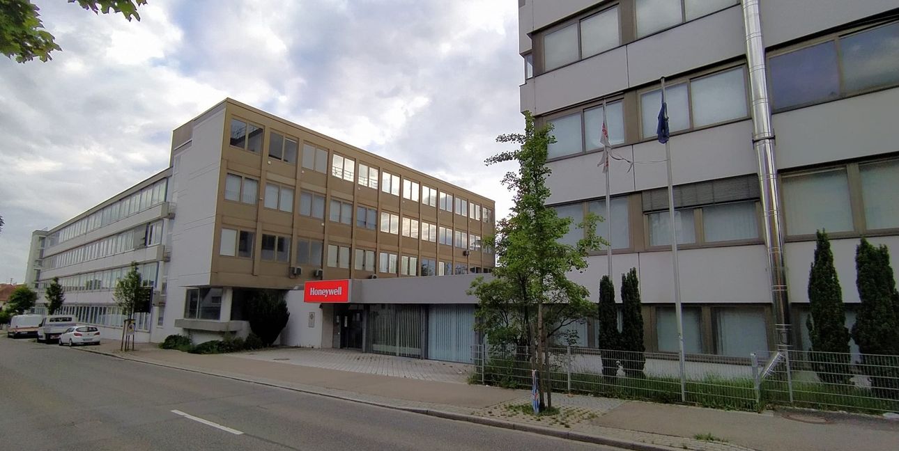 Die Bürogebäude auf der westlichen Seite der Böblinger Straße wirken für die Hinterlieger wie ein Lärmschutzwall. Auch sie müssen der Altlasten wegen abgerissen werden, doch sollen Neubauten für die Siedlung dieselbe Funktion erfüllen.