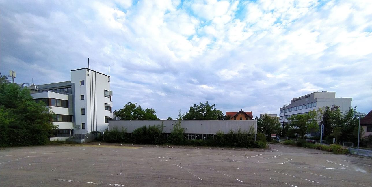 Das Areal von Norden aus gesehen. Rechts die Böblinger Straße und ein Teil des Bürogebäudes, das für die dahinter liegende Siedlung wie eine Lärmschutzwand wirkt.