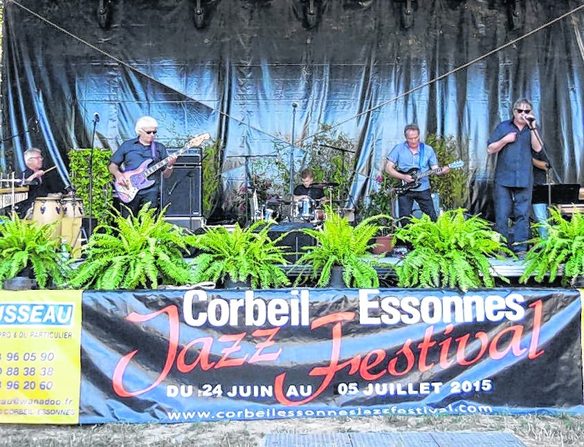 Die Sindelfinger Band „If You Wanted To“ beim Jazzfestival von Corbeil-Essonnes 2015. 2018 fehlt Schlagzeuger Bernd Steiner (ganz links), aber Herbert Renz, Alex Schumacher, Reiner Pfleiderer und Joachim Kupke fahren in die Partnerstadt. Bild: P. Bausch