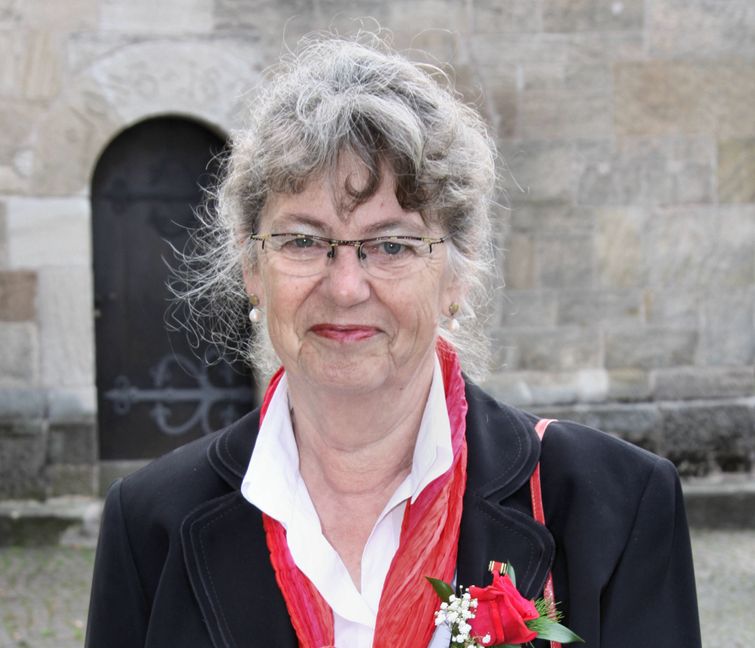 Ingrid Balzer 2009 bei den Jahrgangsfeiern an Pfingsten vor der Martinskirche.     Bild: Martin Körner/Archiv: P. Bausch