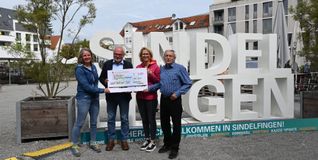 Die Stadtwerke übergaben 5000 Euro an die Bürgerstifgtung.
