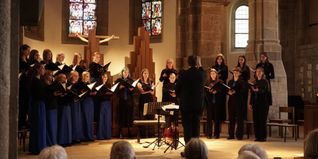 Der Mädchen-Konzertchor des Cantus Juvenum Karlsruhe bei der Orgelreihe in der Martinskirche.