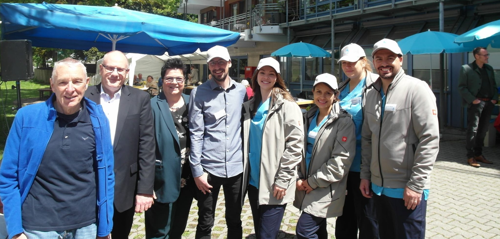 Hans-Dieter Trotter (Vorstand des Verwaltungsrats), Jochen Schnizler (Vorsitzender des Evangelischen Landesverbands für Diakonie-Sozialstationen), Karin Schwarz (Vorständin des Evangelischen Diakonievereins Sindelfingen), Robert Hippe (Leiter des ambulanten Pflegedienstes „DiVerSi bewegt“), Alena Milardovic (Pflegefachkraft), Katherine Grisales Tobov (Pflegefachkraft), Friederike Korölus (Seniorenbeaufragte der Stadt Sindelfingen), Antonio Mazza (stellvertretender Pflegedienstleiter).