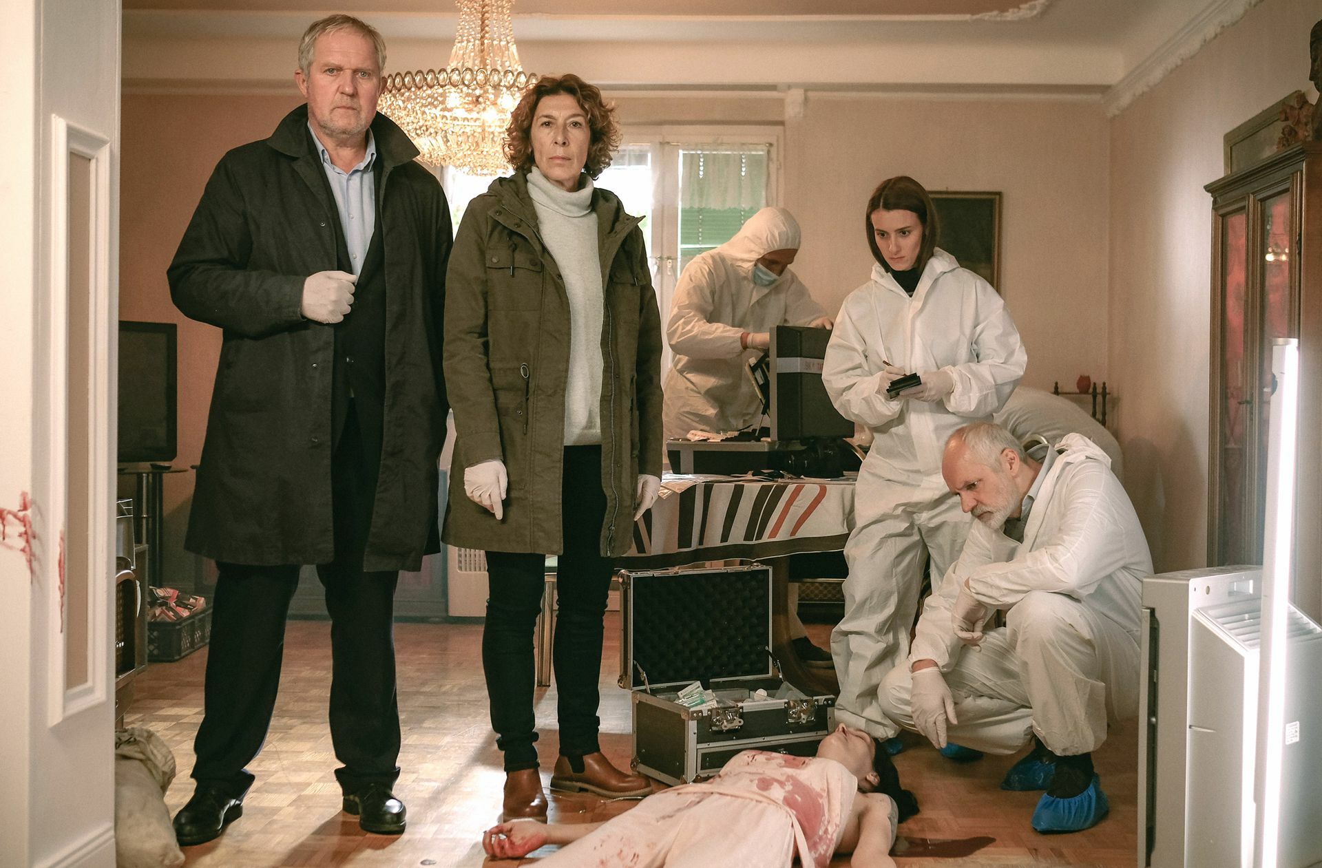 Die Ermittler Moritz Eisner (Harald Krassnitzer) und Bibi Fellner (Adele Neuheuser) suchen im Tatort „Die Amme“ einen Mörder in Frauenkleidung. Foto: ARD Degeto/ORF/Prisma Film