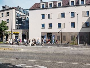 Geladene Gäste bei der Einweihung des Hospizes.