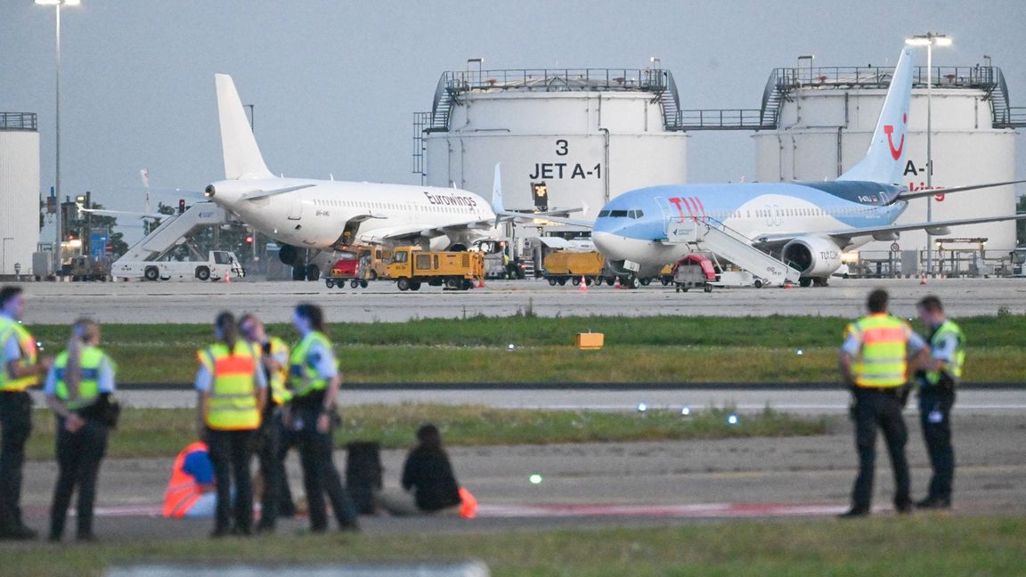 Klimaaktivisten halten sich auf einem Rollfeld des Stuttgarter Flughafens auf.
