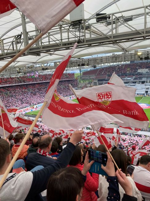 Die Mercedes-Benz-Arena ist am Samstag gegen Hoffenheim restlos ausverkauft, doch auch in der Kneipe macht das Daumendrücken Spaß. Bild: Hamann