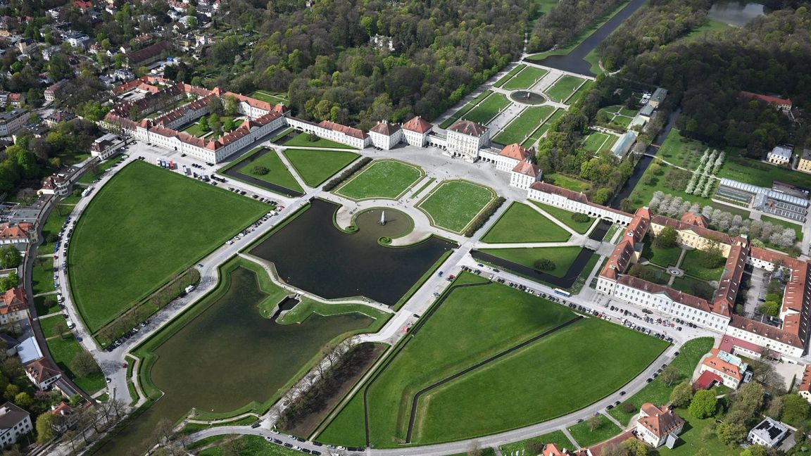 Von einem Zeppelin aus sieht der Park um das Schloss Nymphenburg in München sehr grün aus. (Archivbild)