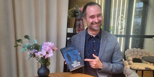 Geschichten reifen bei ihm langsam – manchmal über Jahre. Jetzt hat Thomas Dobrokovsky eine davon aus dem Schuhkarton geholt: seinen düsteren Fantasy-Thriller, der in Weil der Stadt spielt.Bild: Fecht