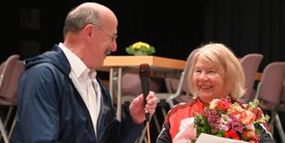 Martin Brenner, Vizepräsident des Württembergischen Radsportverbandes, zeichnet Gudrun Steegmüller für ihre außergewöhnlichen Verdienste als Trainerin mit der silbernen Ehrennadel des Verbandes aus.