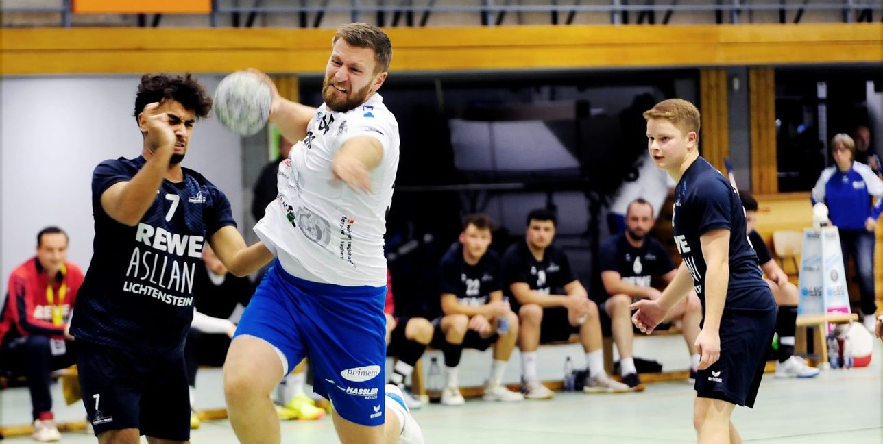 Felix Richter (mit Ball) und die HSG Böblingen/Sindelfingen 2 erkämpfen sich beim TSV Altensteig 2 ein Unentschieden. Bild: photostampe