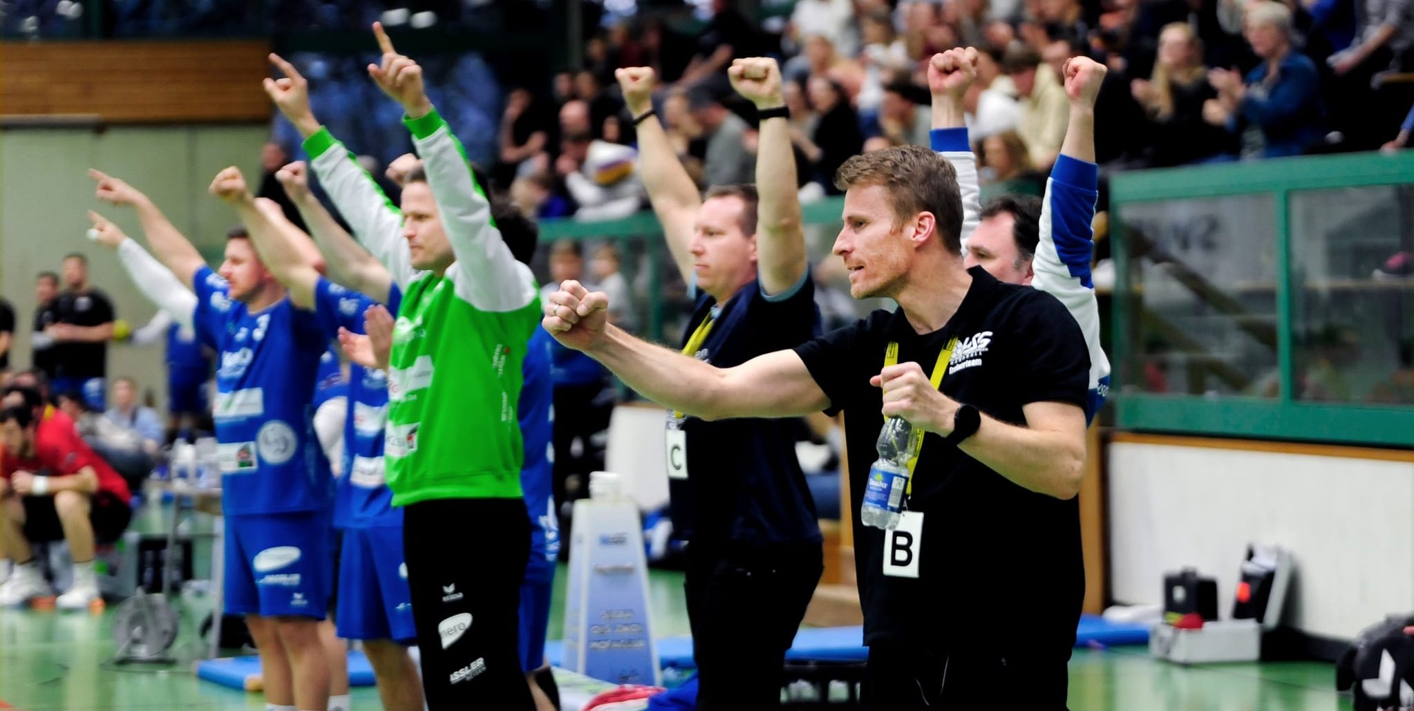 Die Hände zum Himmel: Die Handballer der HSG Böbblingen/Sindelfingen 2 und Trainer Ingo Ruhmund sind auf Erfolgskurs. Bild: photostampe
