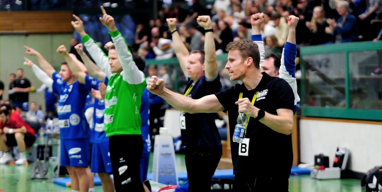 Die Hände zum Himmel: Die Handballer der HSG Böbblingen/Sindelfingen 2 und Trainer Ingo Ruhmund sind auf Erfolgskurs. Bild: photostampe
