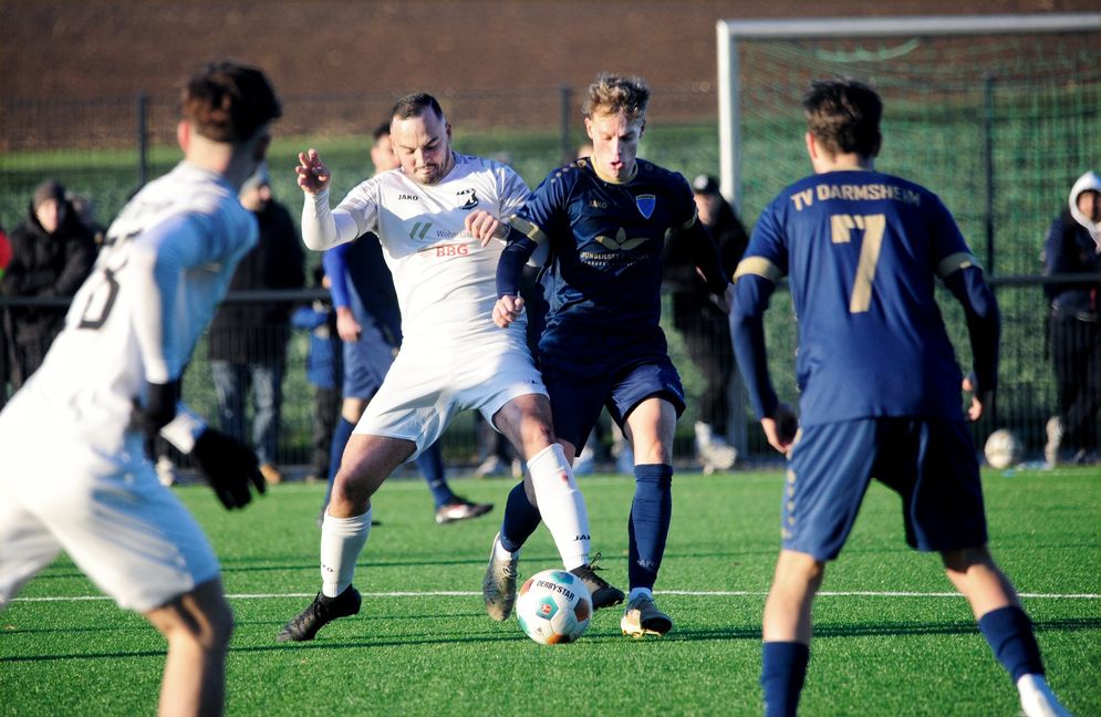 Dagersheims Karim Kretschmer (am Ball) und Darmsheims Yannic Lang beharken sich.