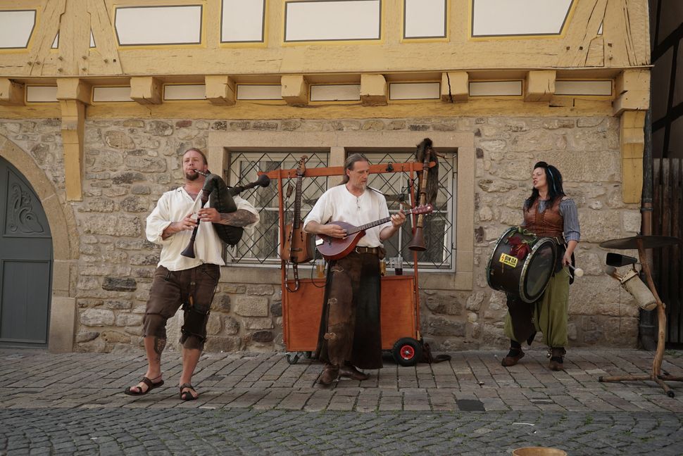 Das Trio Donner und Doria sorgte für mittelalterliche Soundkulisse beim Mittelaltermarkt.     Bild: Heiden