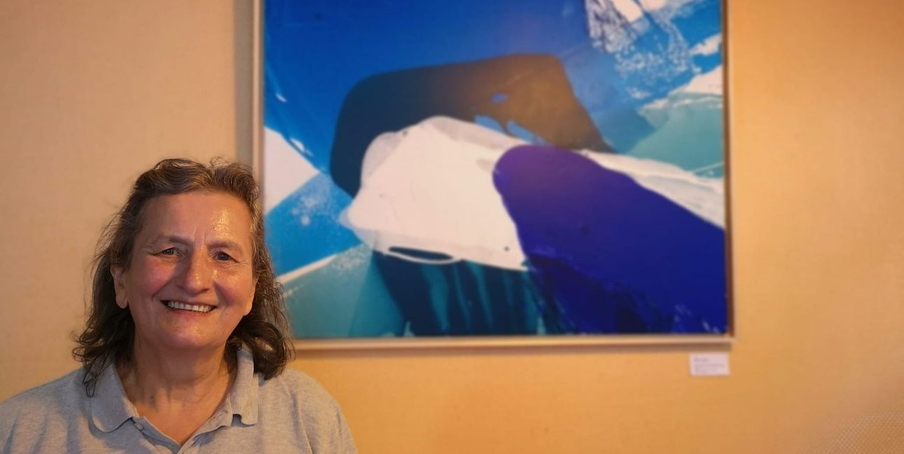 Heidi Löbert hat im „s Café“ in der Sindelfinger Turmgasse ihre erste Einzelausstellung eröffnet.