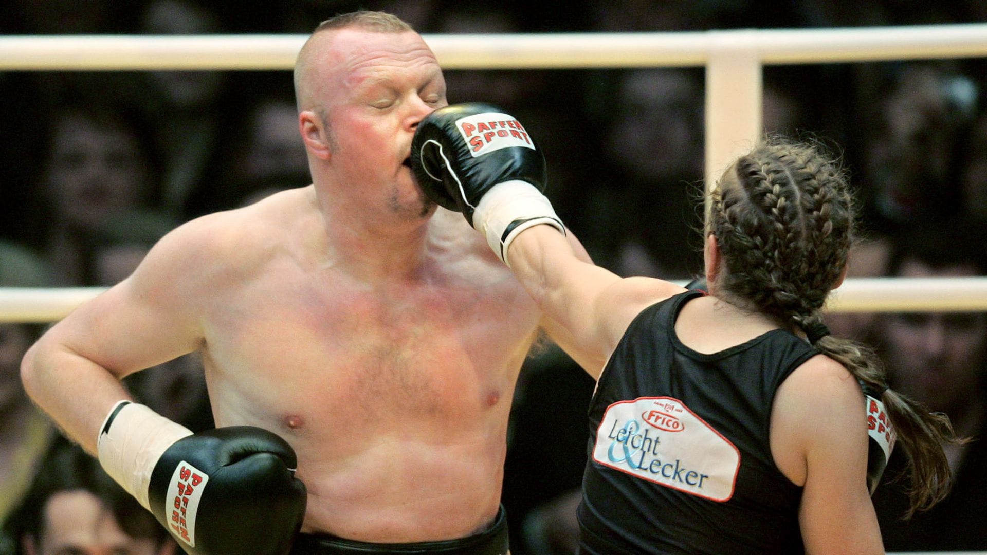 Schon zweimal flogen die Fäuste zwischen der ehemaligen Profiboxerin Regina Halmich und dem Entertainer Stefan Raab. (Archivbild)