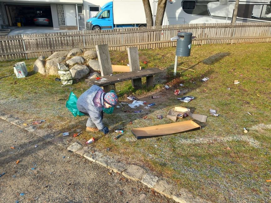 So sah es auf dem Kinderspielplatz nach der Silvesternacht aus. Bild: z