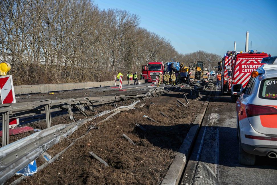 Der Lastwagen sorgte für eine Spur der Verwüstung auf der Mittelleitplanke der A81 am Dienstagmittag.