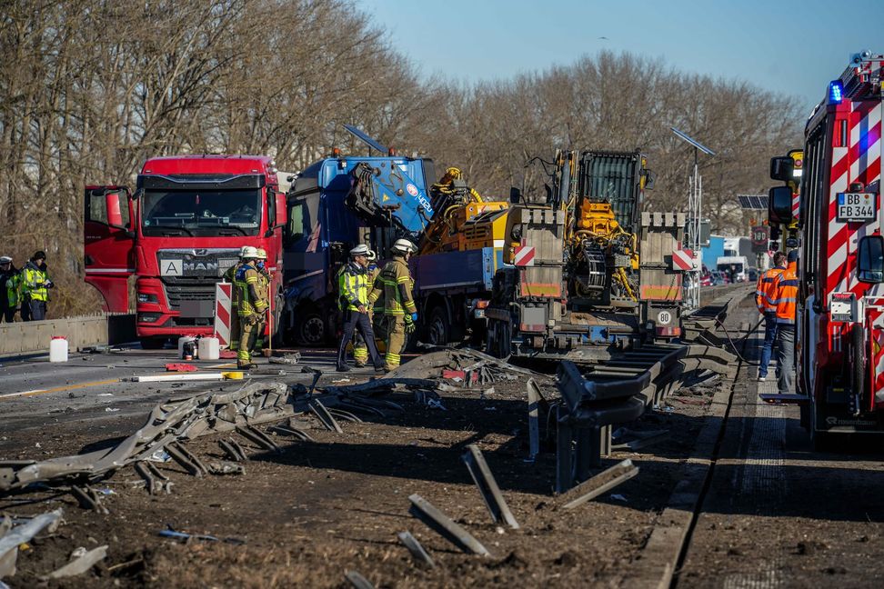 Der Lastwagen sorgte für eine Spur der Verwüstung auf der Mittelleitplanke der A81 am Dienstagmittag.