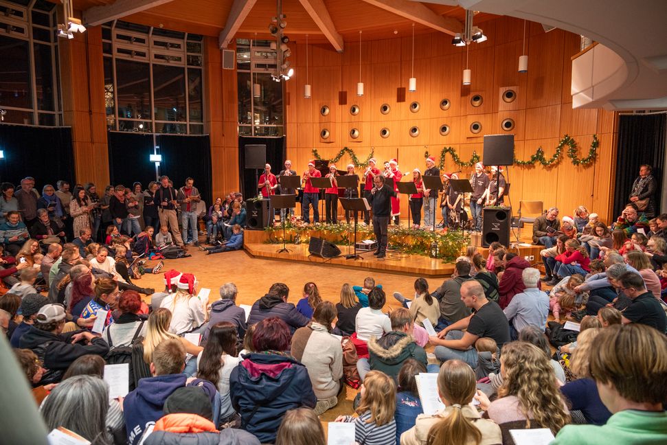 Rappelvoll war es beim Sindelfinger Weihnachtssingen am Samstag, das wetterbedingt im Odeon der SMTT stattgefunden hat.    Bild: Nüßle