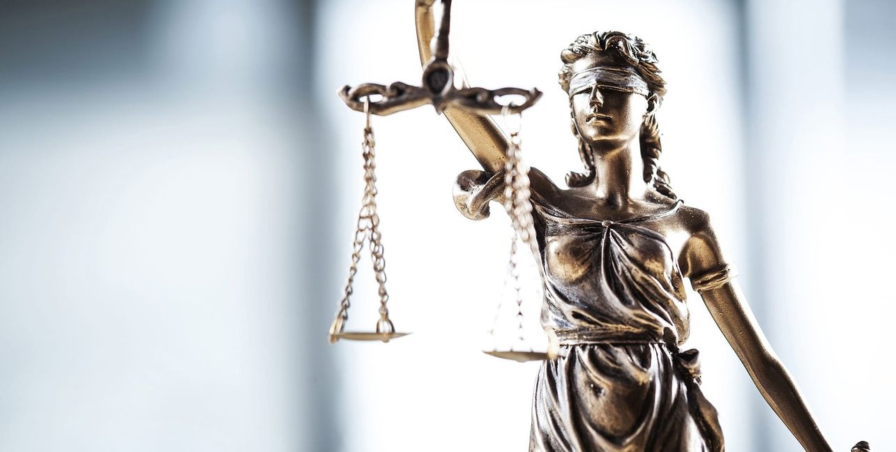 In einem Sicherungsverfahren muss die Jugendkammer klären, ob der Beschuldigte bei dem mutmaßlichen Angriff auf seine Eltern in Holzgerlingen schuldfähig war. Bild: sebra/Adobe Stock