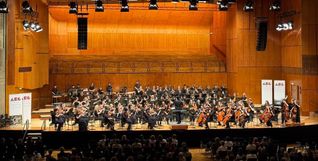 Gemeinsamer Auftritt von Musikern des Böblinger AEG und Schülern aus Hongkong in der Stuttgarter Liederhalle.