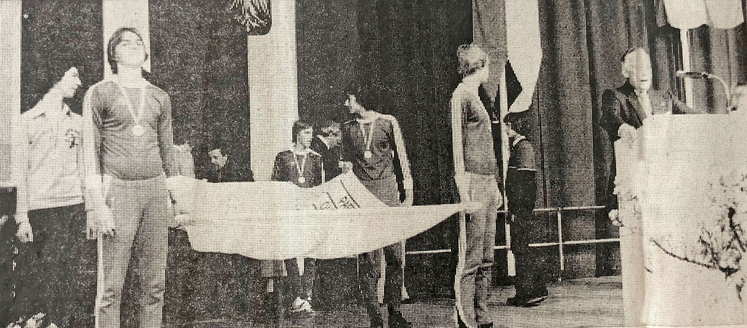 Ein stolzer Frank Kinnder (vorn linnks) bei der Fahnenübergabe an Pontoise bei der Abschlussfeier. Bild: Archiv Hinner