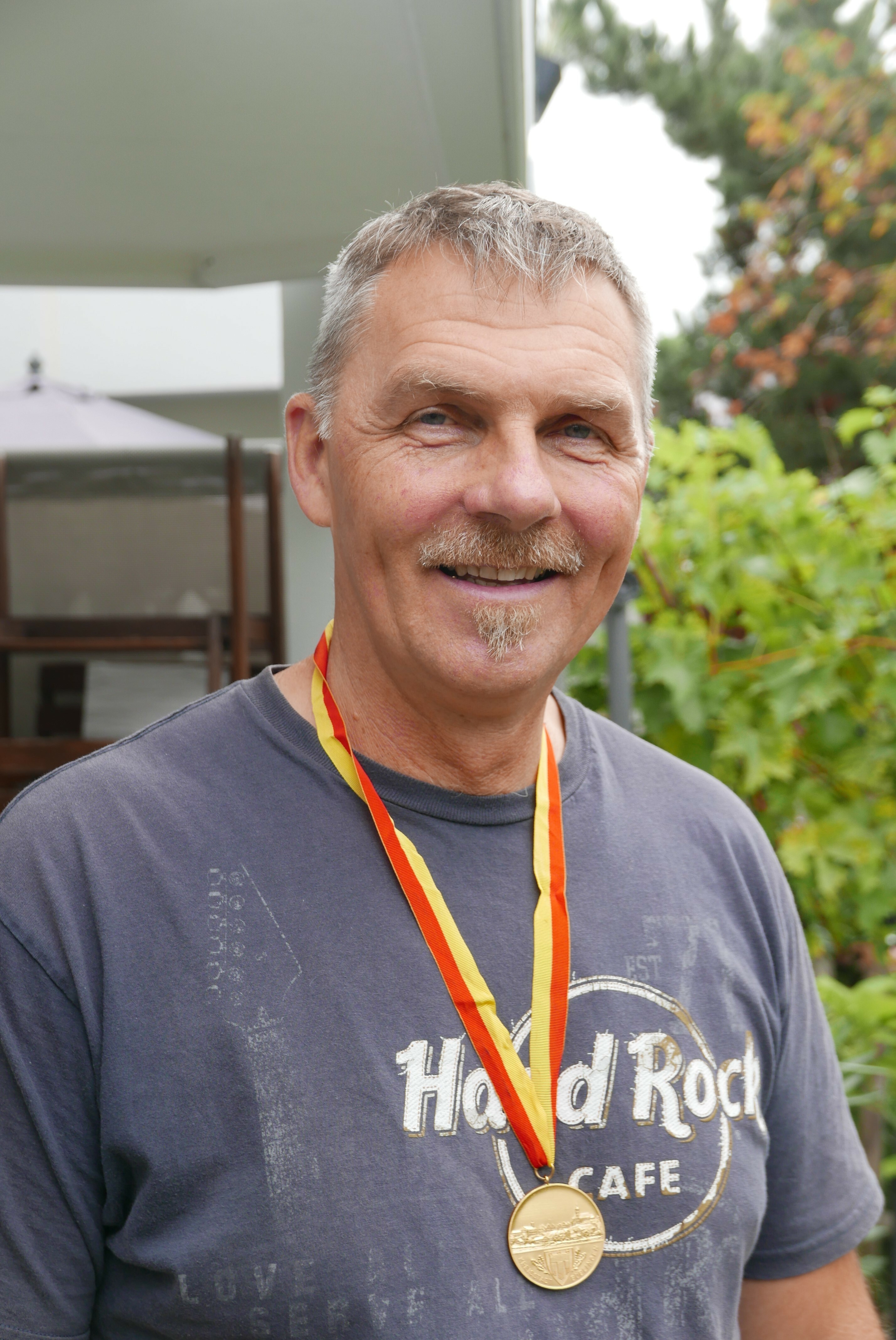 FRank Hinner und seine Goldmedaille von 1978 -- die hat heute noch ihren Platz in der Vitrine. Bild: Jung