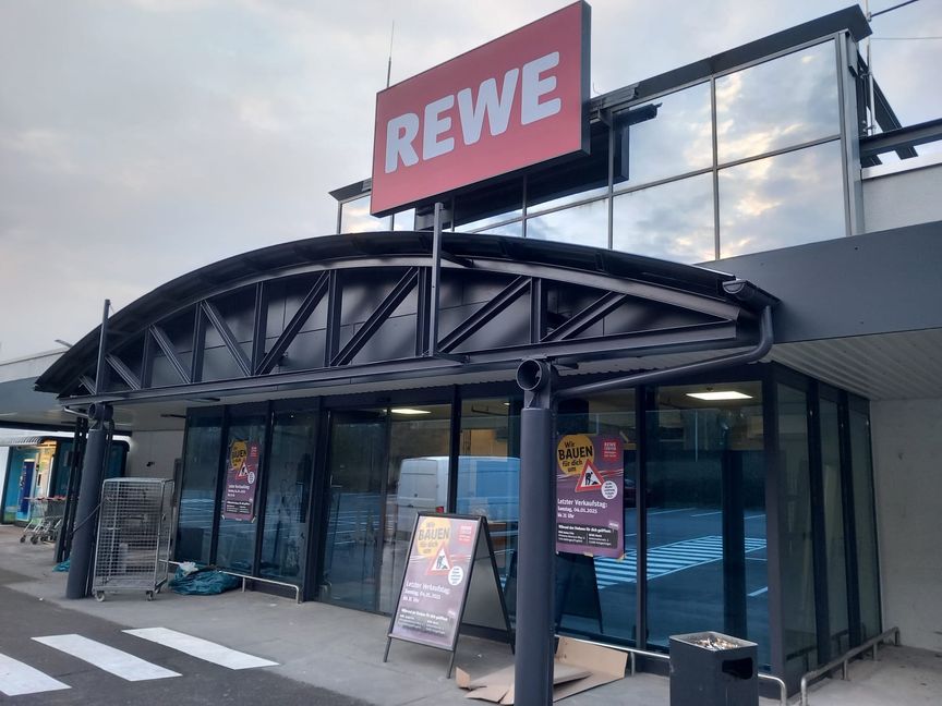 Noch ist die  Eingangstüre verschlossen: Das wird am Donnerstag, 8 Uhr, anders sein.